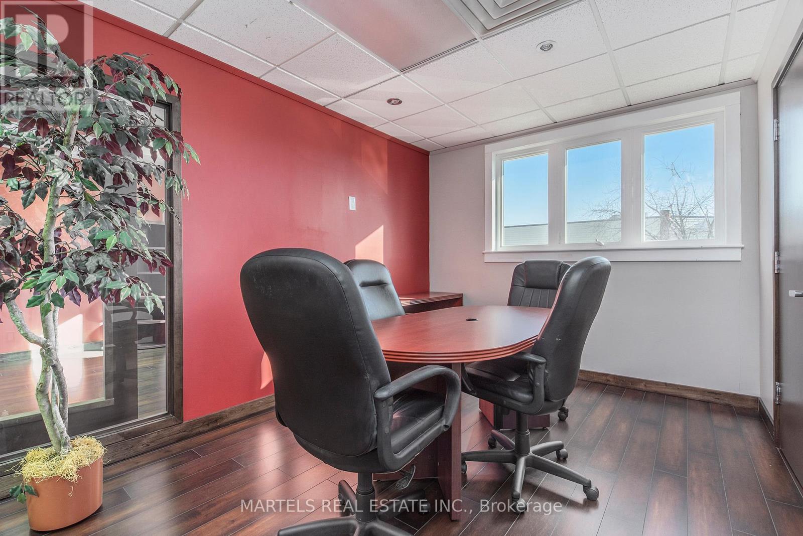 https://ddfcdn.realtor.ca/listing/TS638730859037000000/reb76/highres/9/x11934769_24.jpg