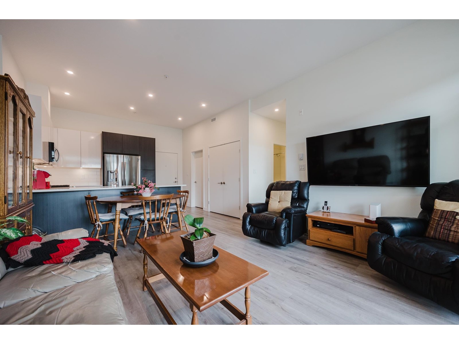 607 2649 JAMES STREET, Abbotsford real estate listing R2957992