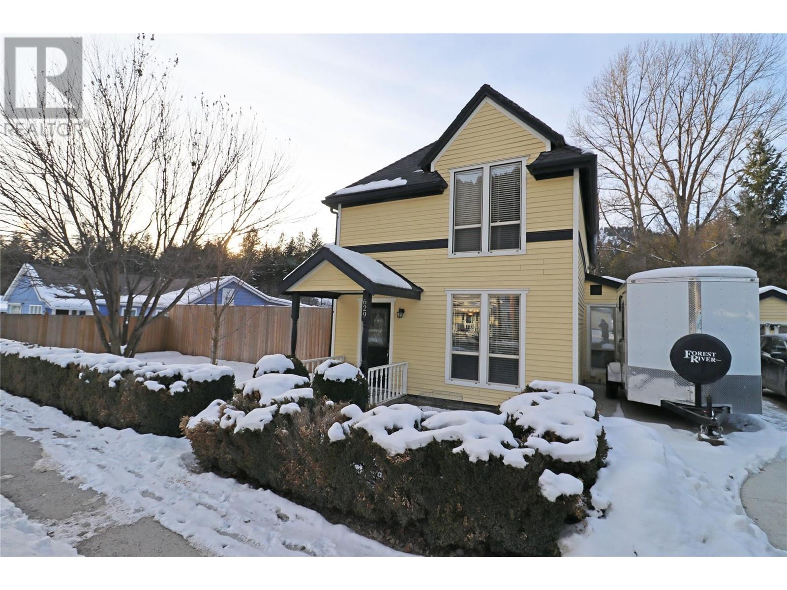 629 Gold Avenue S, Greenwood
