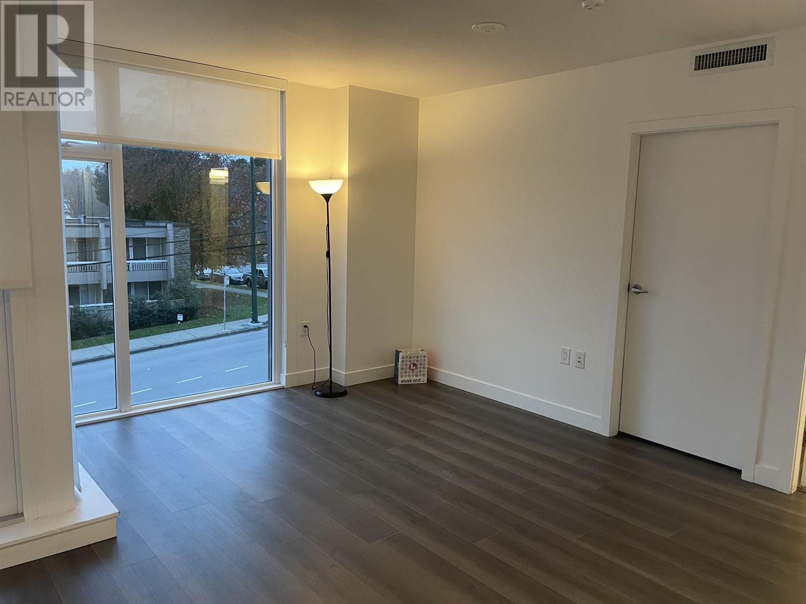 Photo 3 of 210 8138 Fraser Street, Vancouver BC