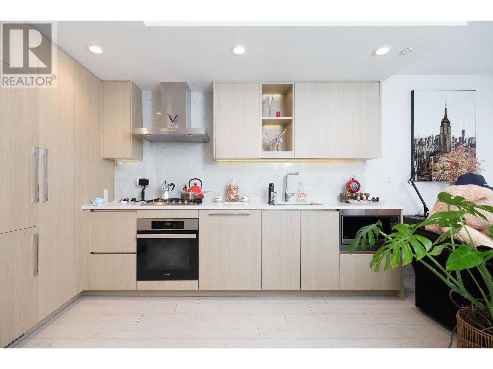 Photo 4 of 905 1768 Cook Street, Vancouver BC
