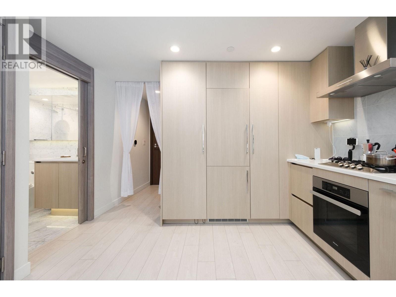 Photo 5 of 905 1768 Cook Street, Vancouver BC
