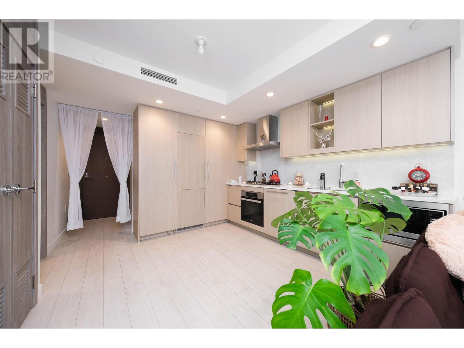 Photo 6 of 905 1768 Cook Street, Vancouver BC