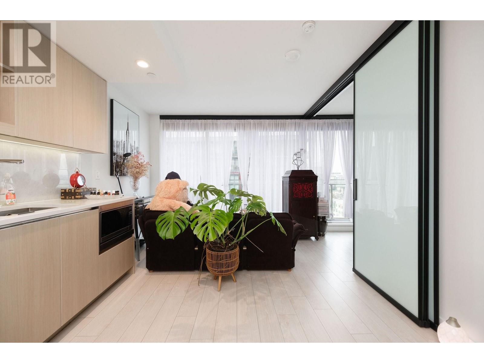Photo 3 of 905 1768 Cook Street, Vancouver BC