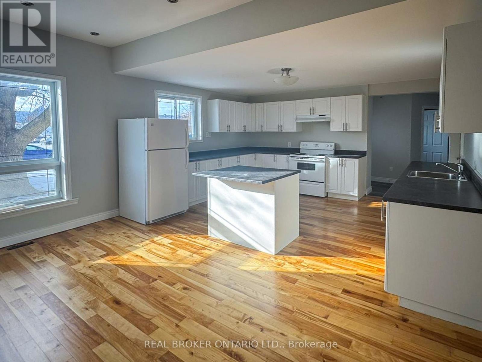 Photo 15 of 512 St Lawrence Street, North Dundas ON