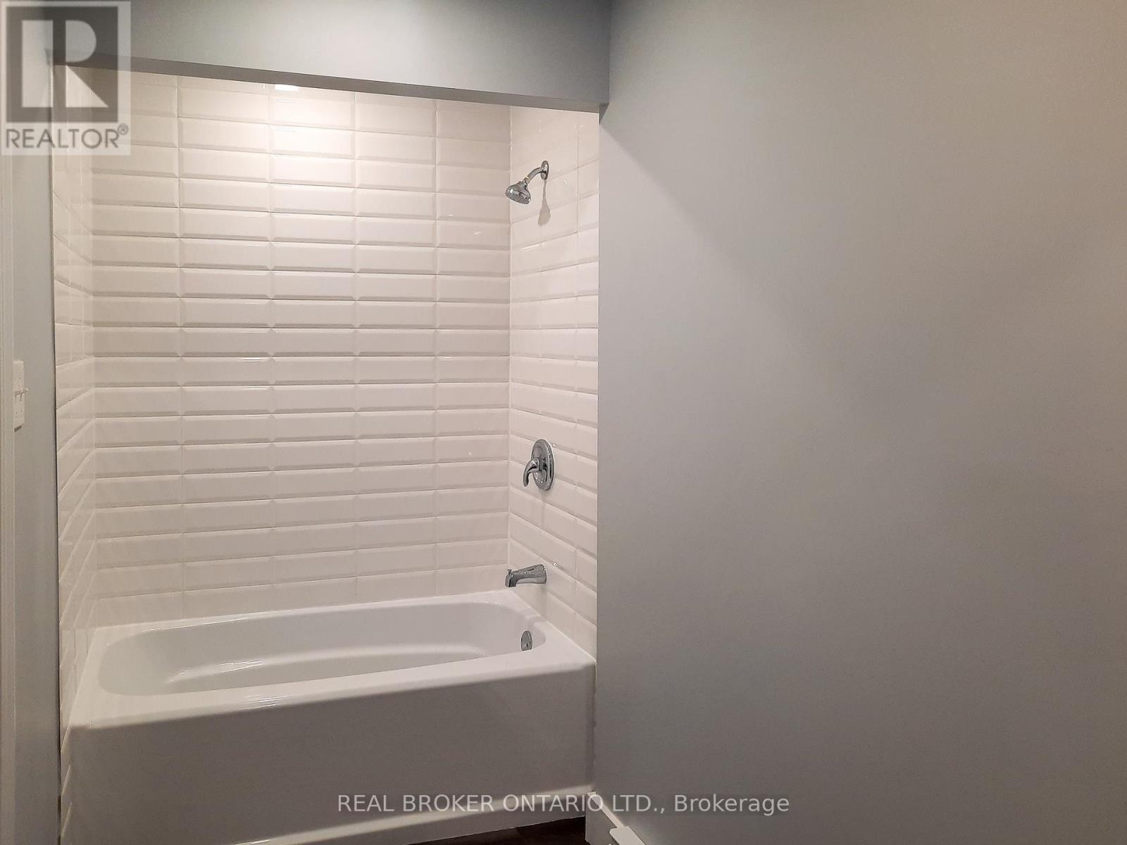 Photo 9 of 512 St Lawrence Street, North Dundas ON