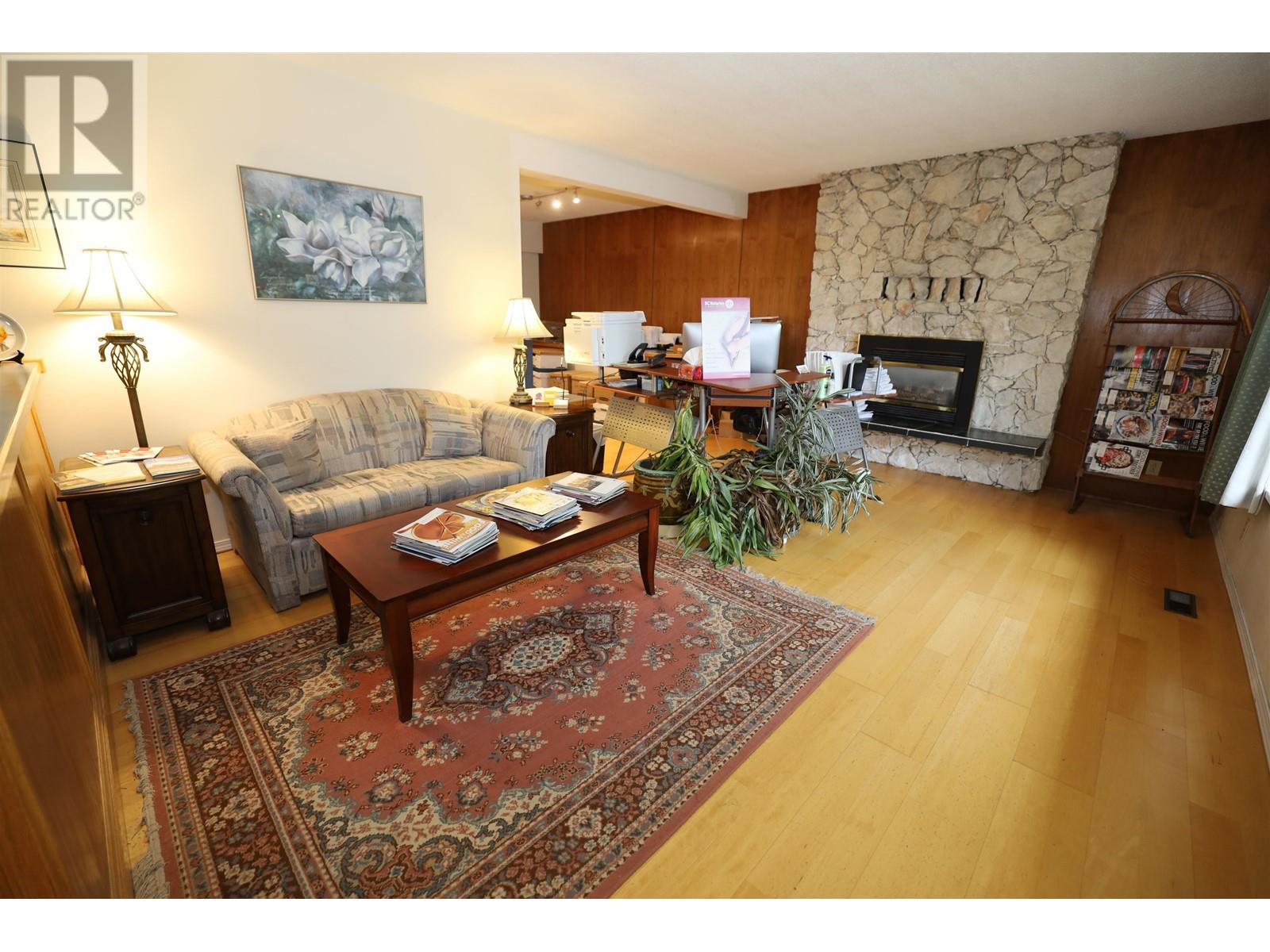 5690 MERMAID STREET, Sechelt