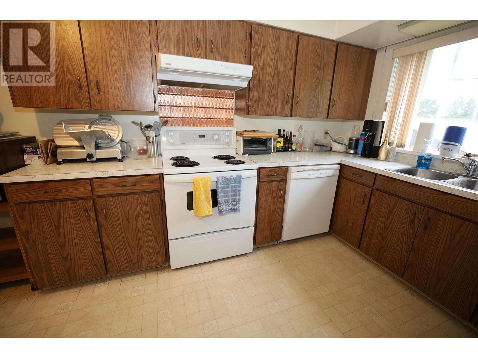 5690 MERMAID STREET, Sechelt