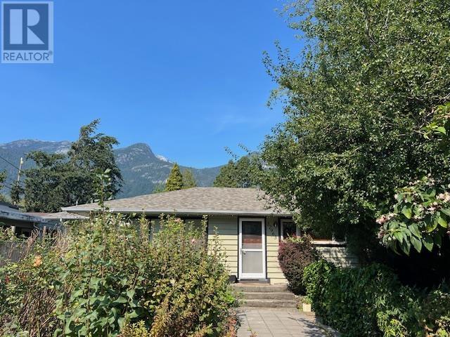 37963 FOURTH AVENUE, Squamish