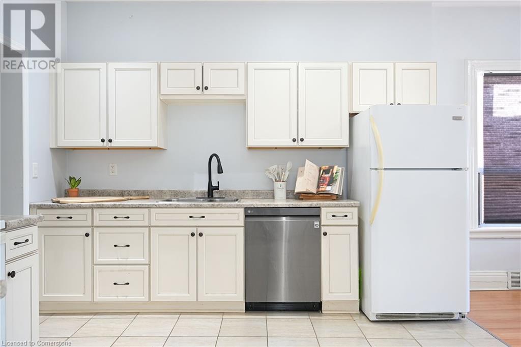 Photo 11 of 200 Kensington Avenue N, Hamilton ON