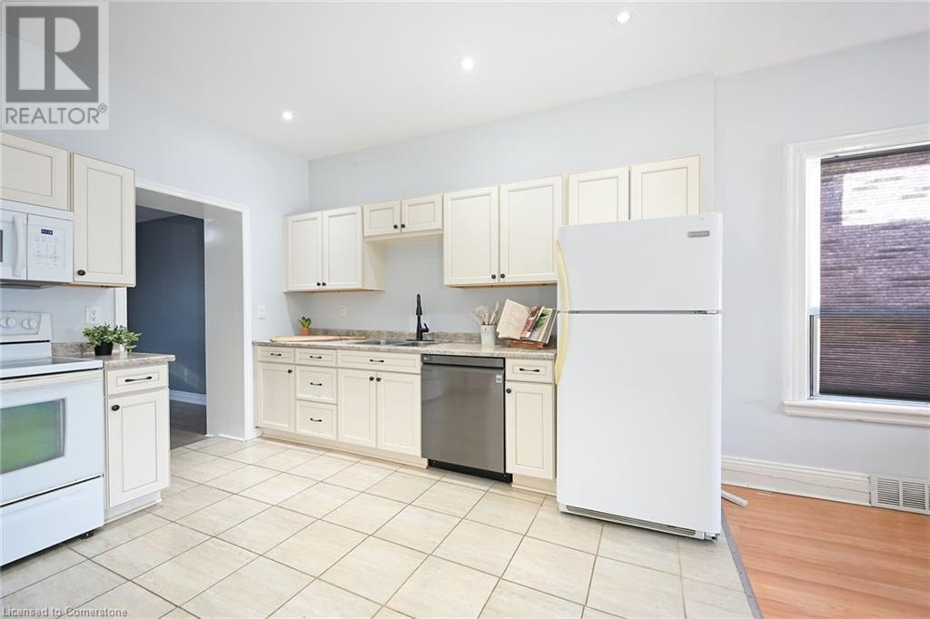 Photo 10 of 200 Kensington Avenue N, Hamilton ON