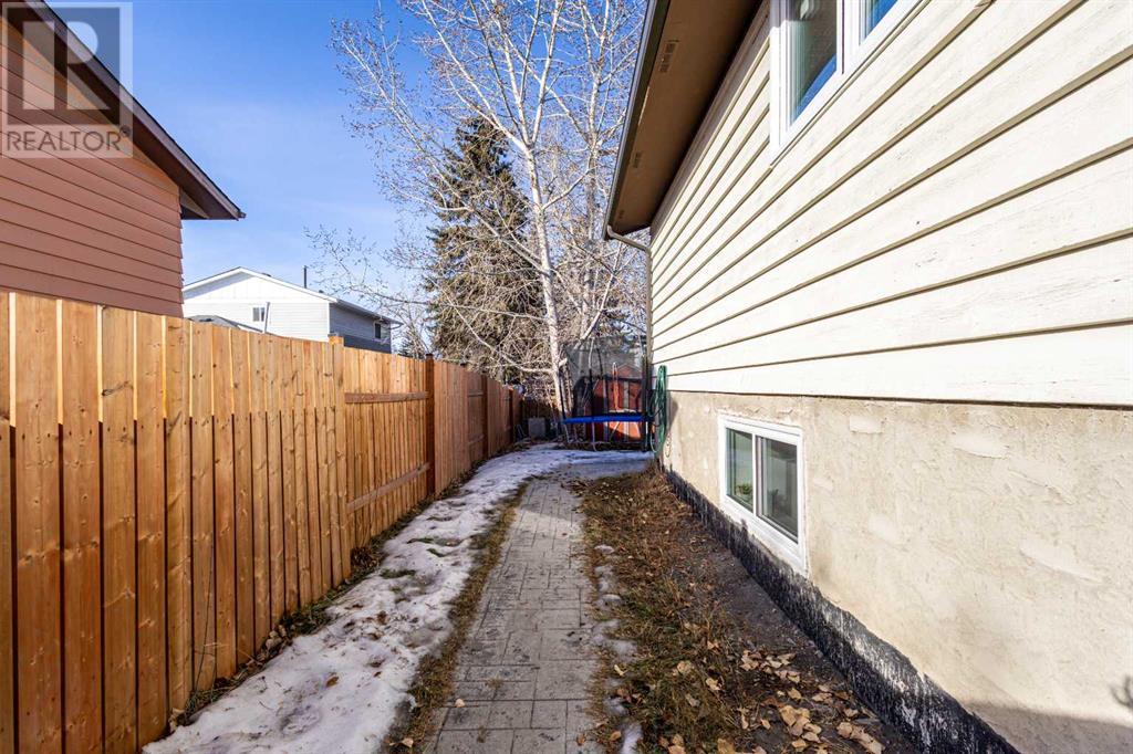 Single Family House Bi-level for Sale in  Deer Ridge Way SE Deer Ridge Calgary 