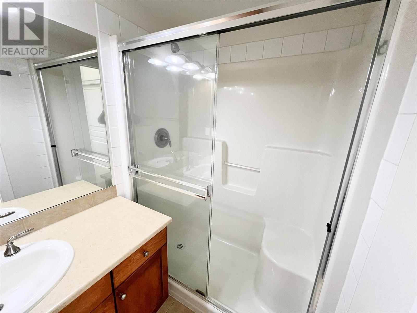 227 3996 Beach Avenue, Peachland