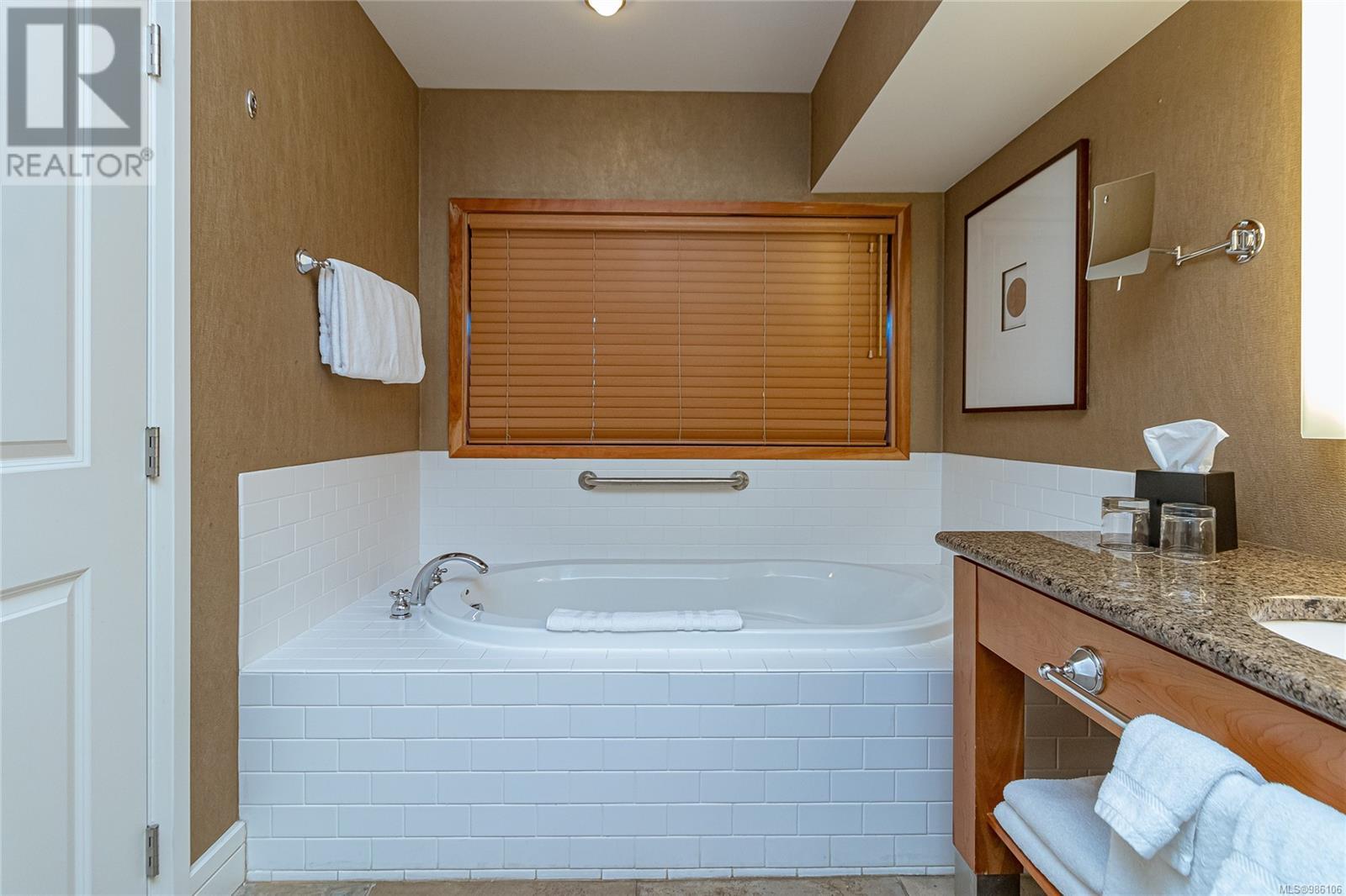 218-220 B 1376 Lynburne Pl, Langford real estate listing 986106