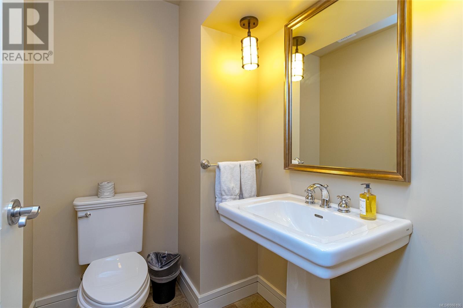 218-220 B 1376 Lynburne Pl, Langford real estate listing 986106