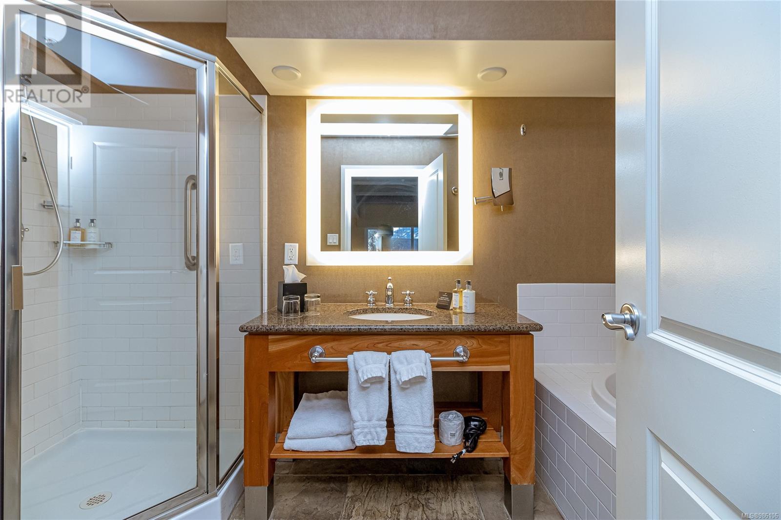 218-220 B 1376 Lynburne Pl, Langford real estate listing 986106