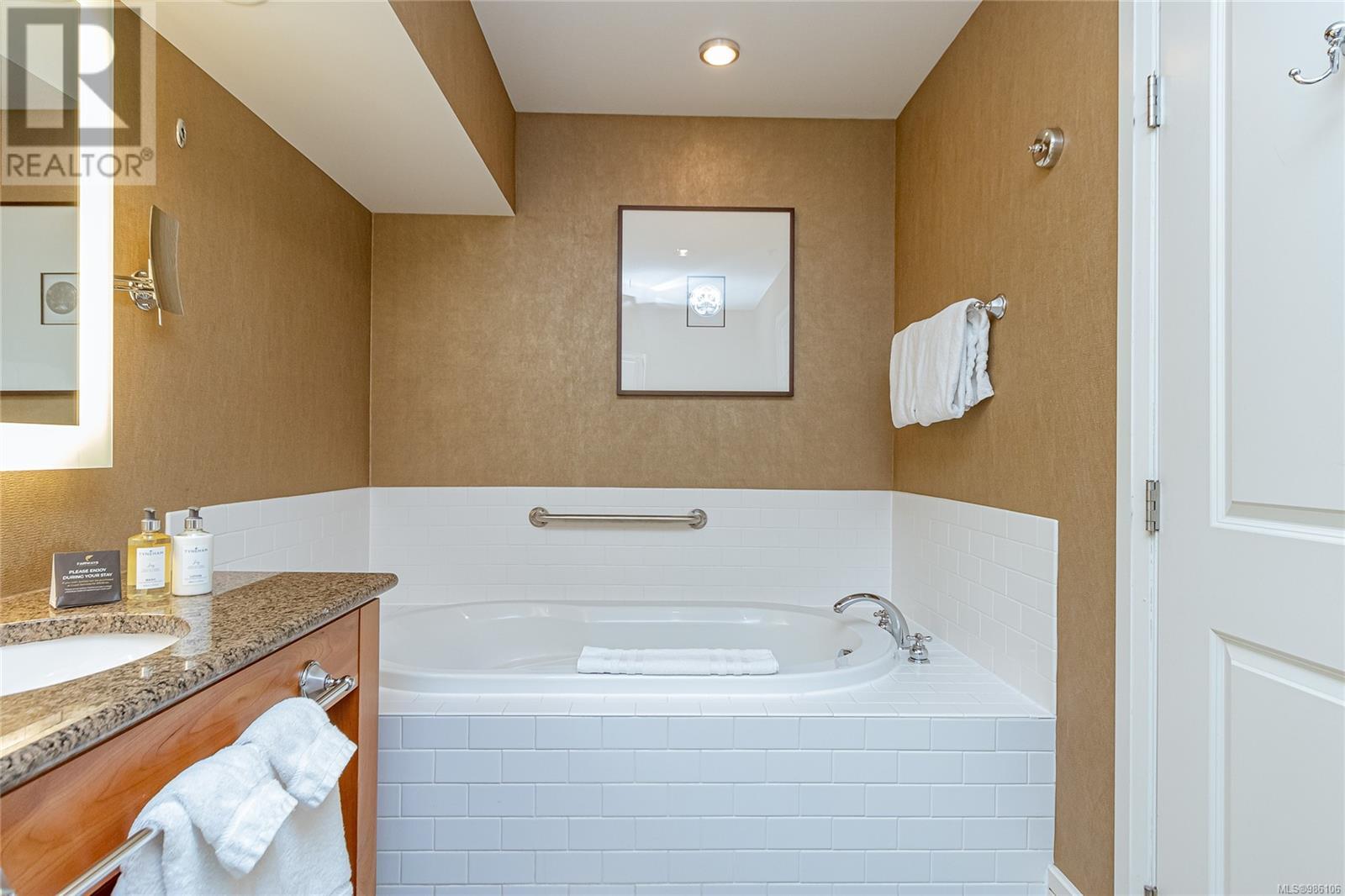 218-220 B 1376 Lynburne Pl, Langford real estate listing 986106