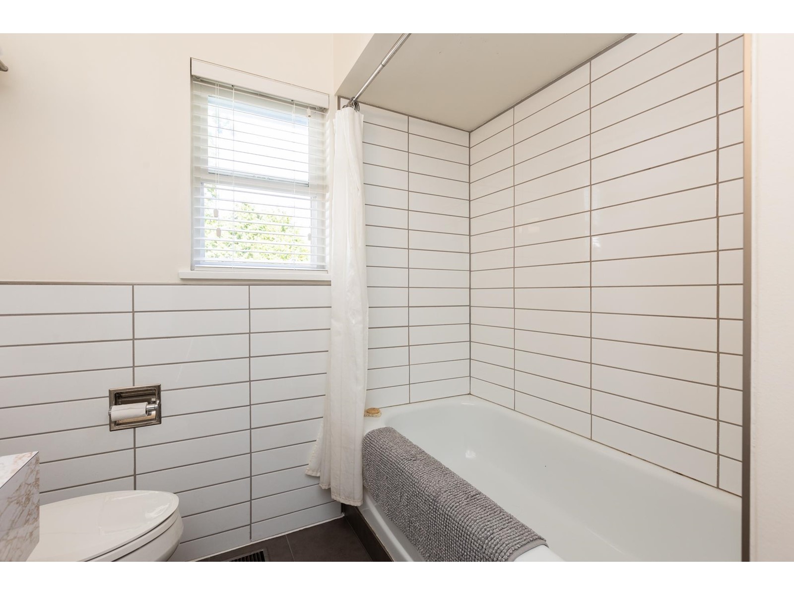 15873 VINE AVENUE, White Rock real estate listing R2962405
