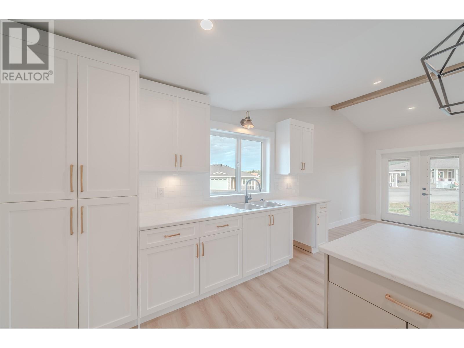 333 SANDHILL CRESCENT, 100 Mile House