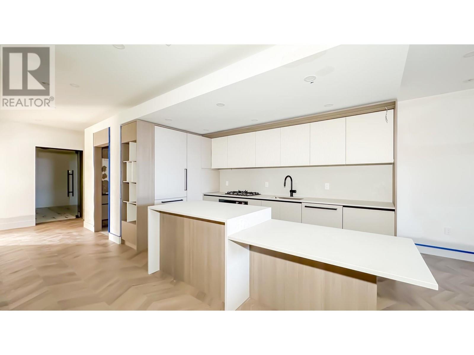 Photo 15 of 8273 Oak Street, Vancouver BC