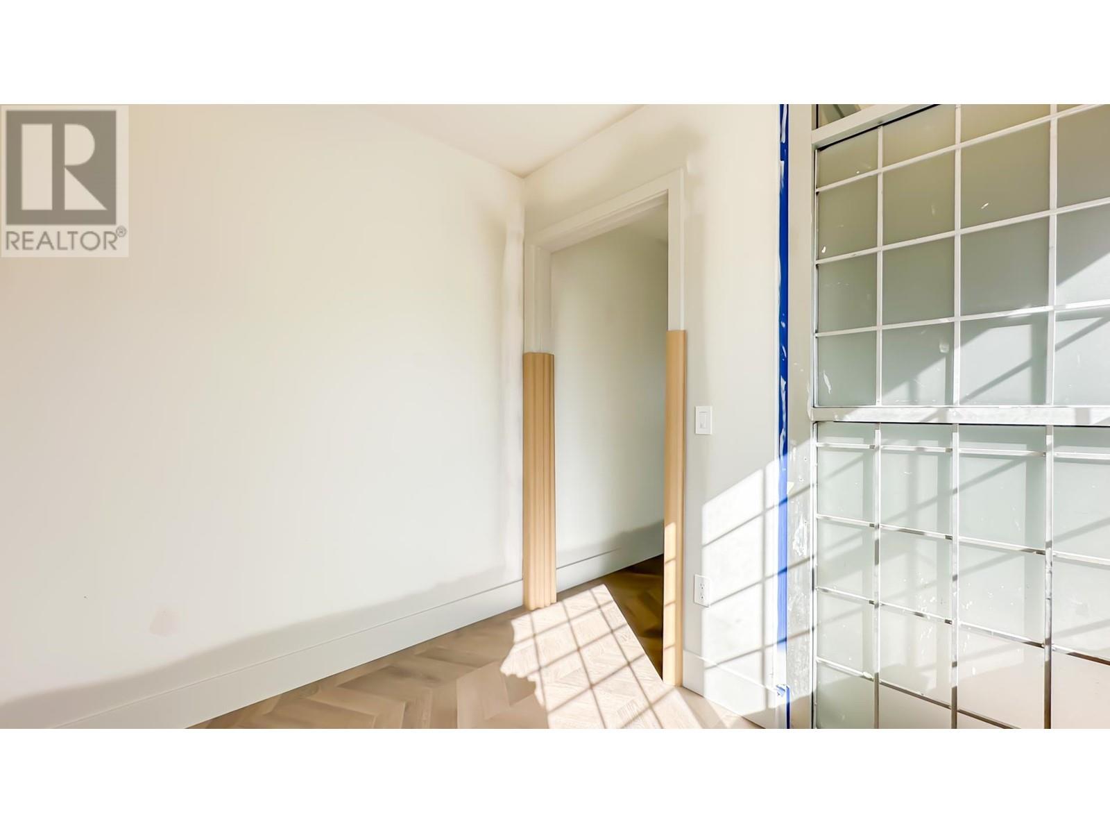 Photo 12 of 8273 Oak Street, Vancouver BC