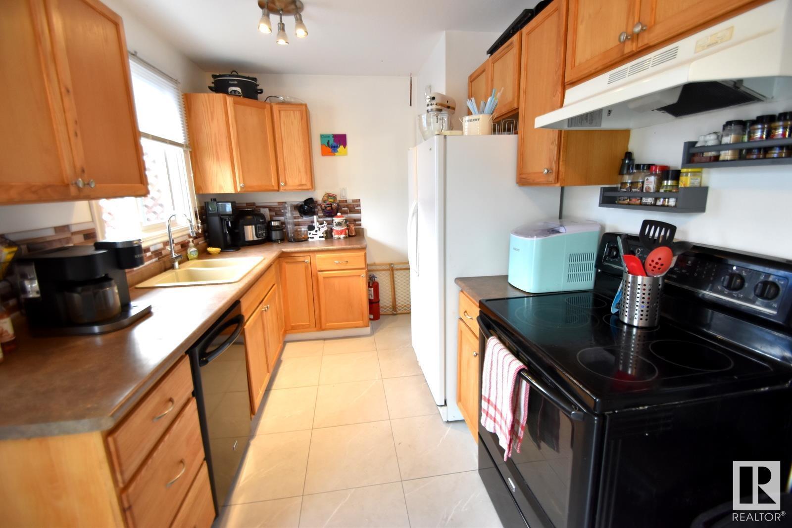 Photo 6 of 4813 51 Av, Kitscoty AB