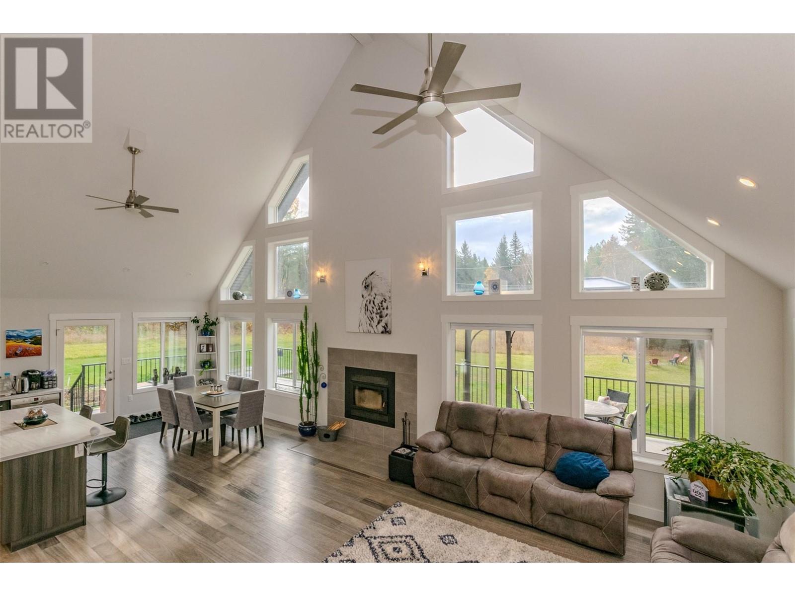  738 Bolton Road, Tappen