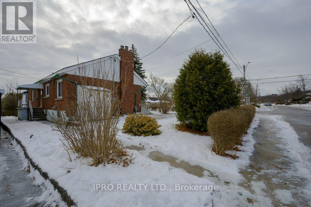 Single Family House Bungalow for Sale in  DUMBARTON AVENUE Hamilton (Rosedale) 