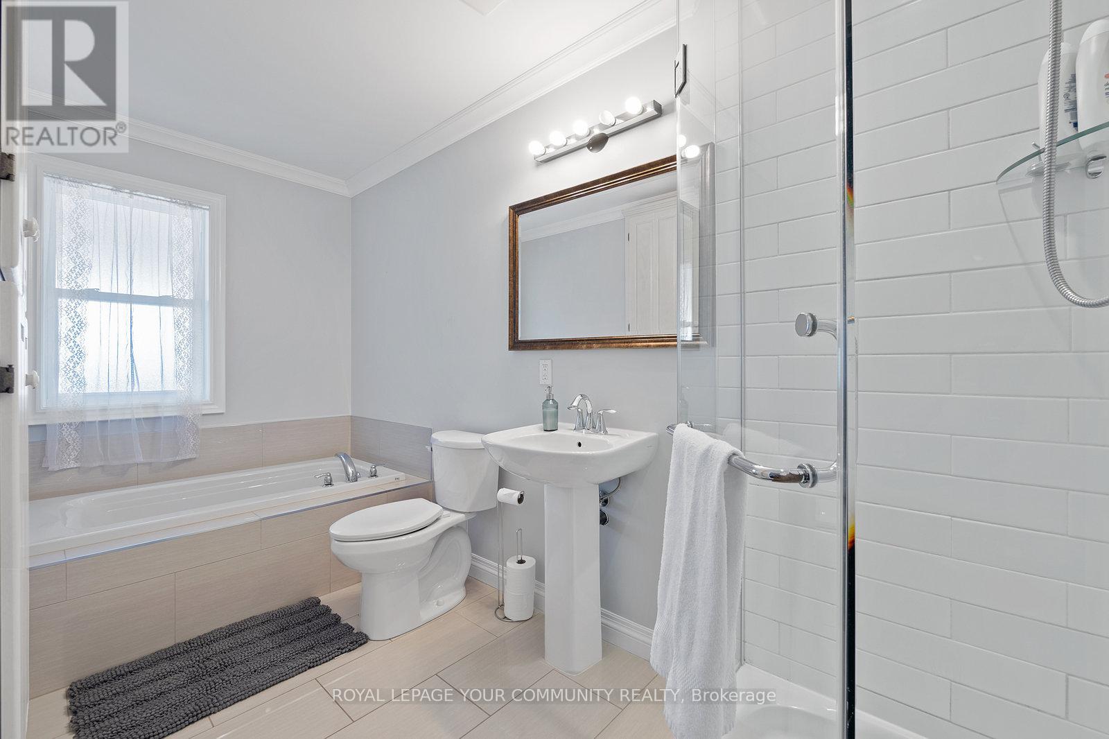 Photo 19 of 870 Beach Boulevard, Hamilton ON