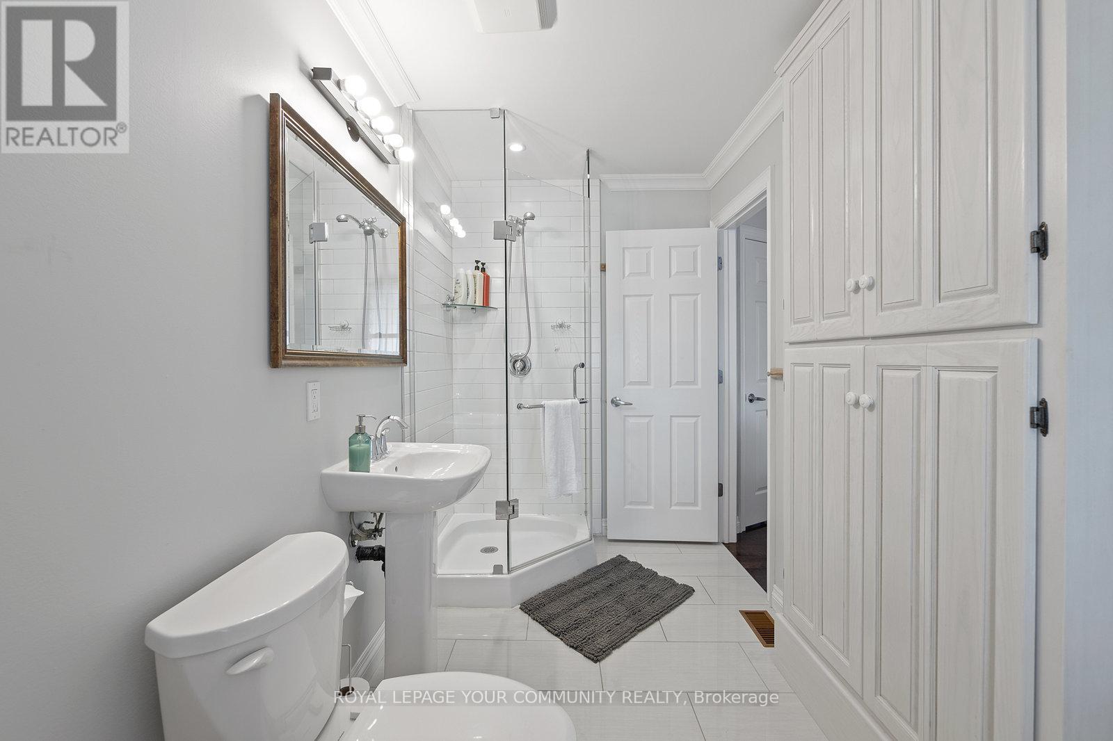 Photo 33 of 870 Beach Boulevard, Hamilton ON
