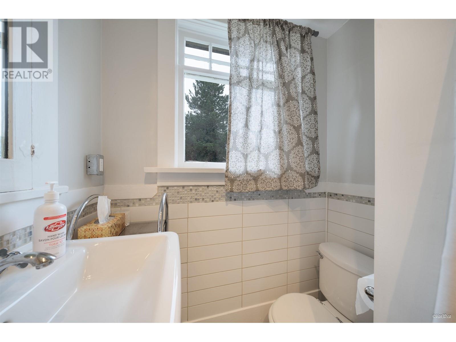 Photo 29 of 3425 W 8th Avenue, Vancouver BC