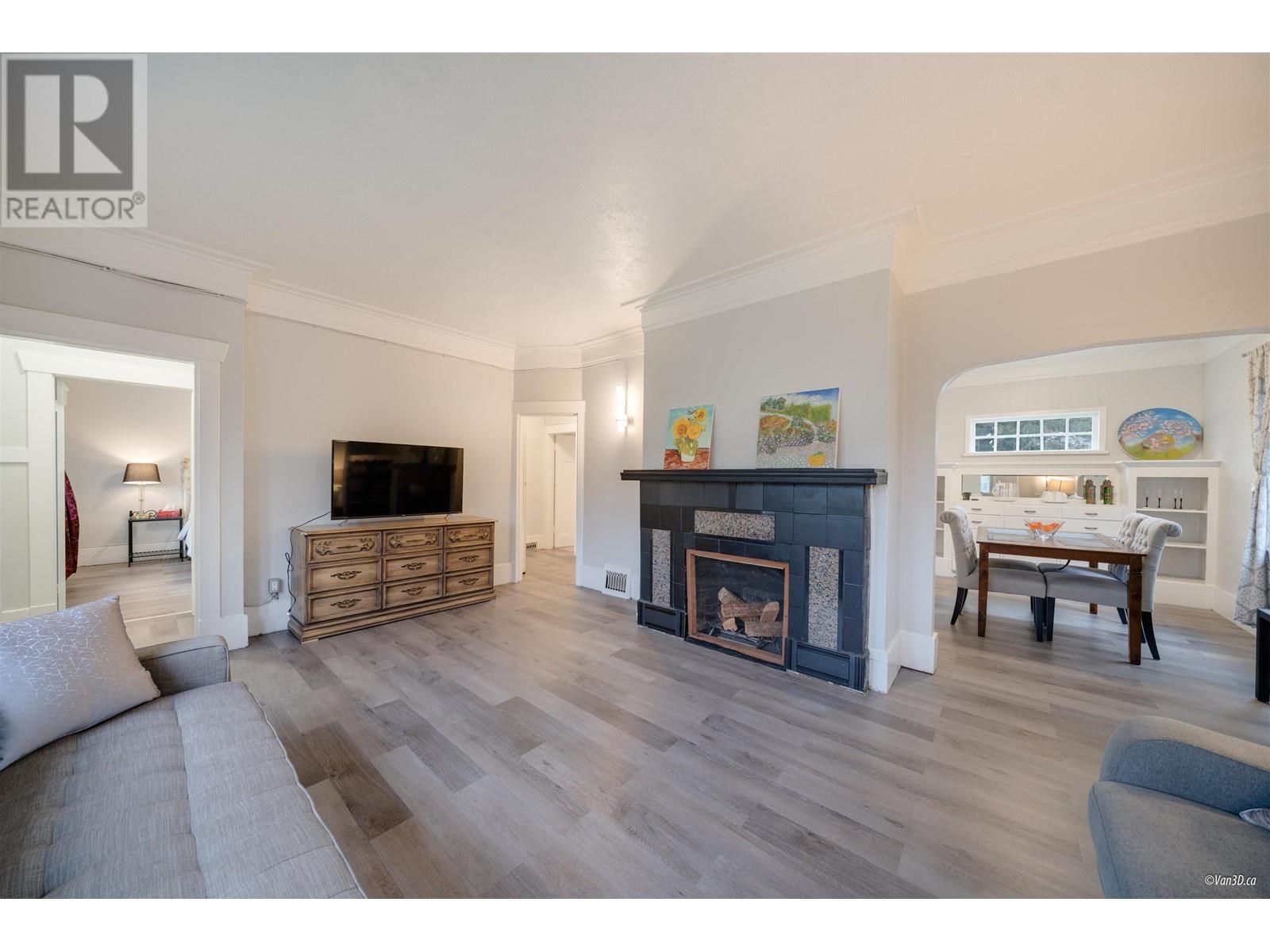 Photo 3 of 3425 W 8th Avenue, Vancouver BC