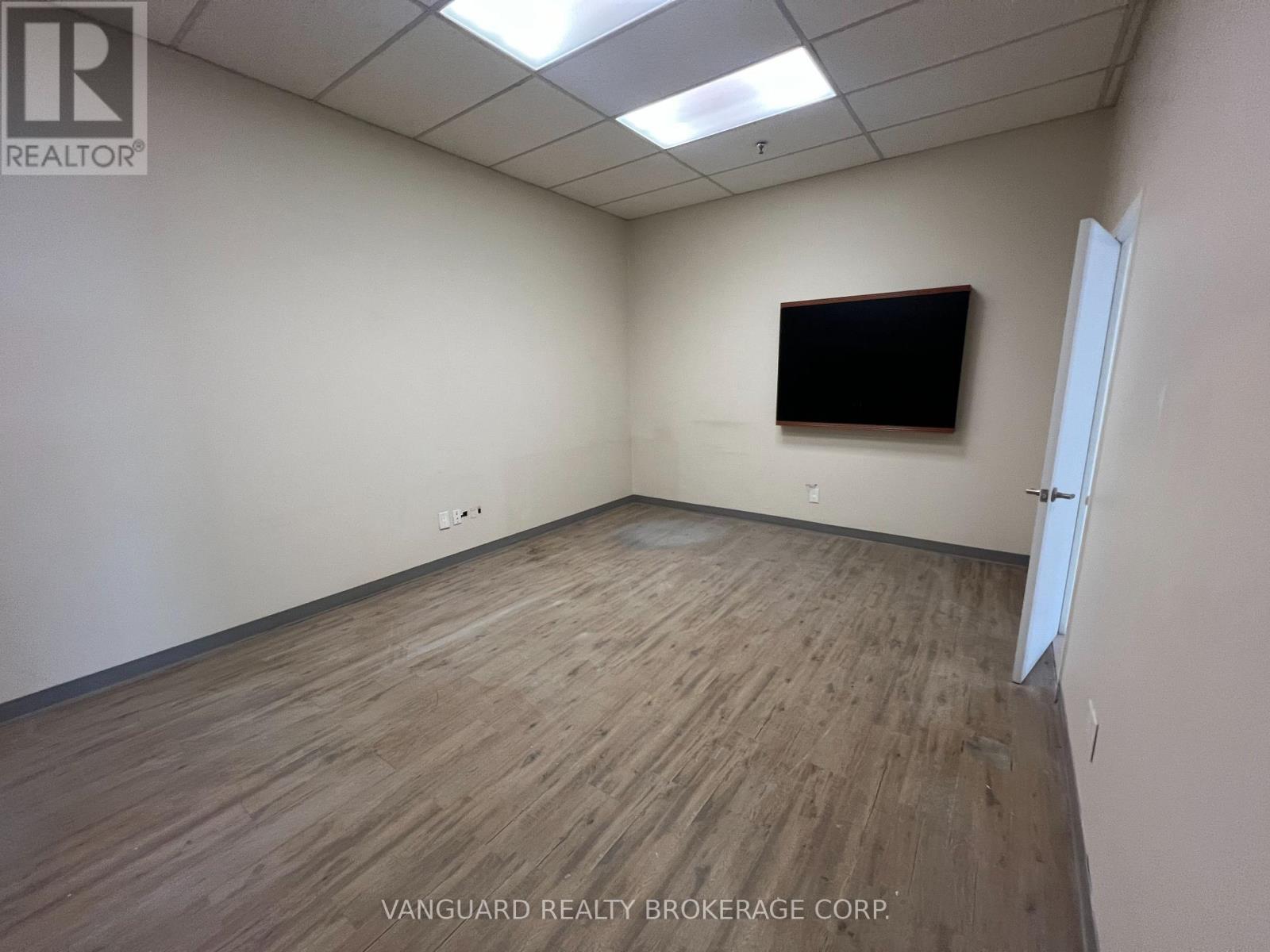 Photo 4 of 9 10 452 Bowes Road, Vaughan ON