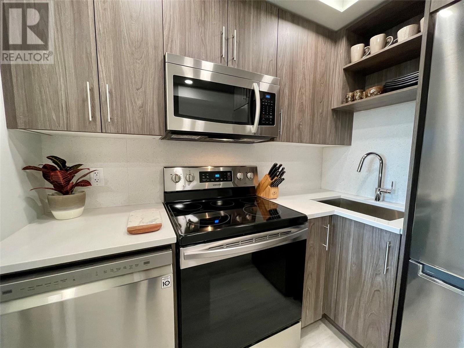 PH12 345 Dougall Road North, Kelowna