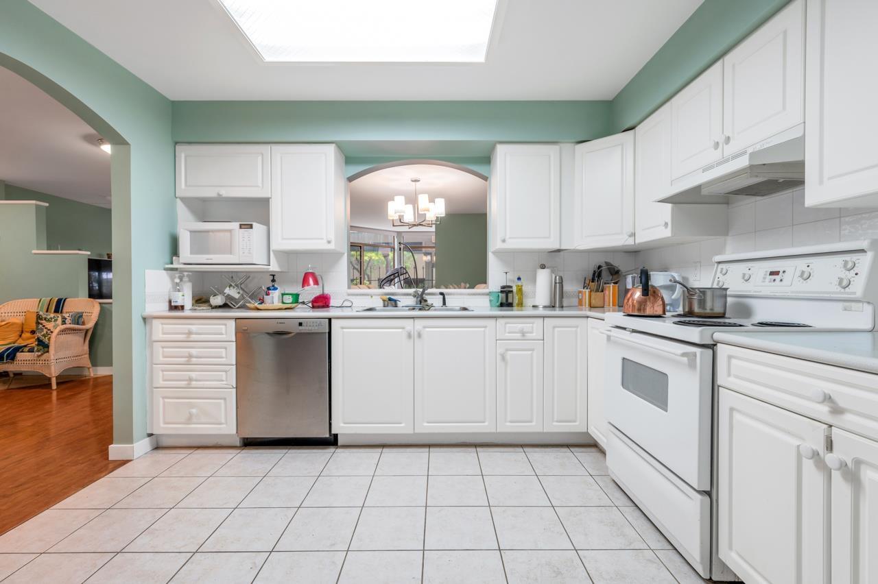 101 15111 RUSSELL AVENUE, White Rock real estate listing R2966064