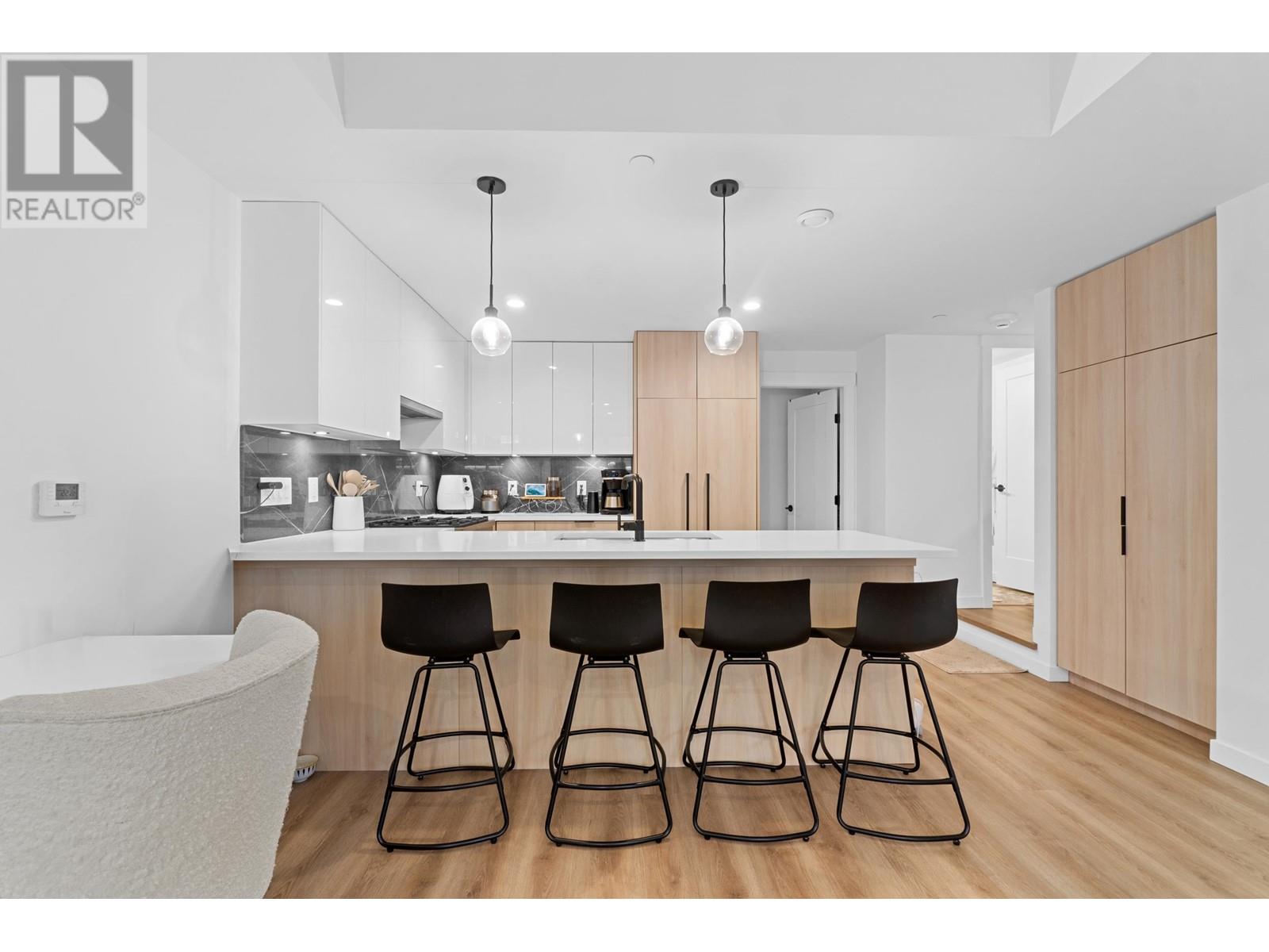 5 237 RIDGEWAY AVENUE, North Vancouver