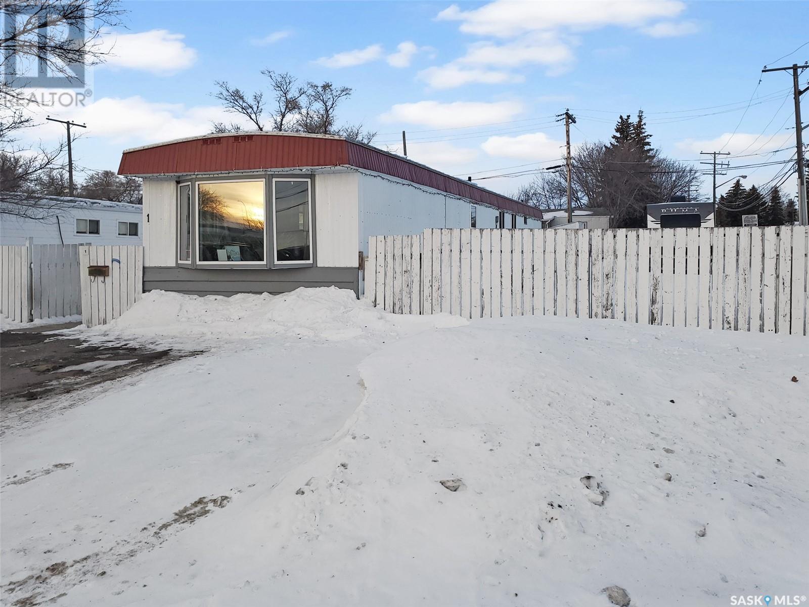 1 160 Robert STREET W, Swift Current, Saskatchewan