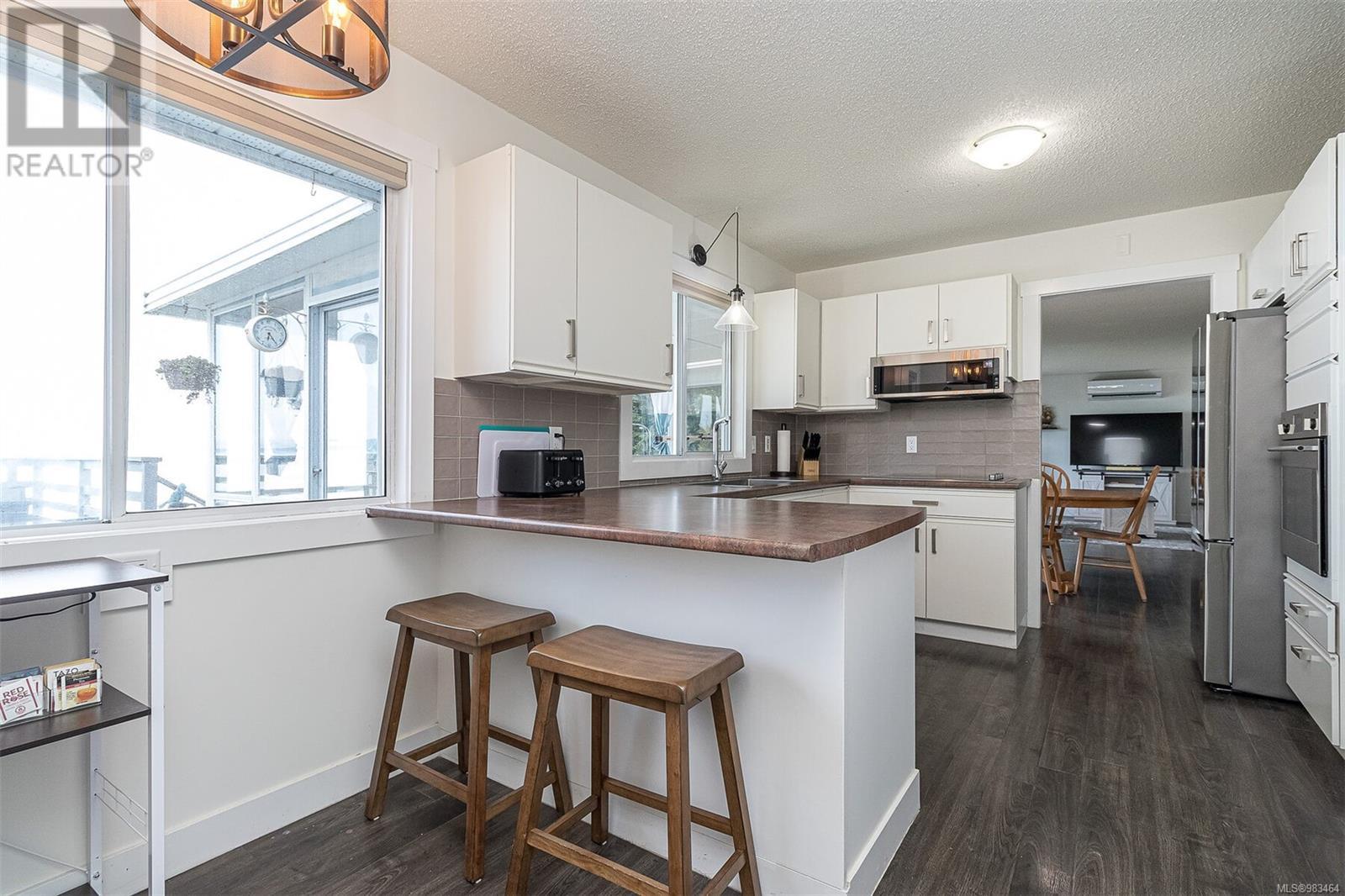 5545 Island Hwy, Qualicum Beach