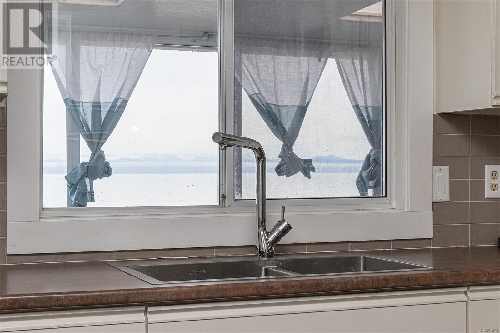 5545 Island Hwy, Qualicum Beach