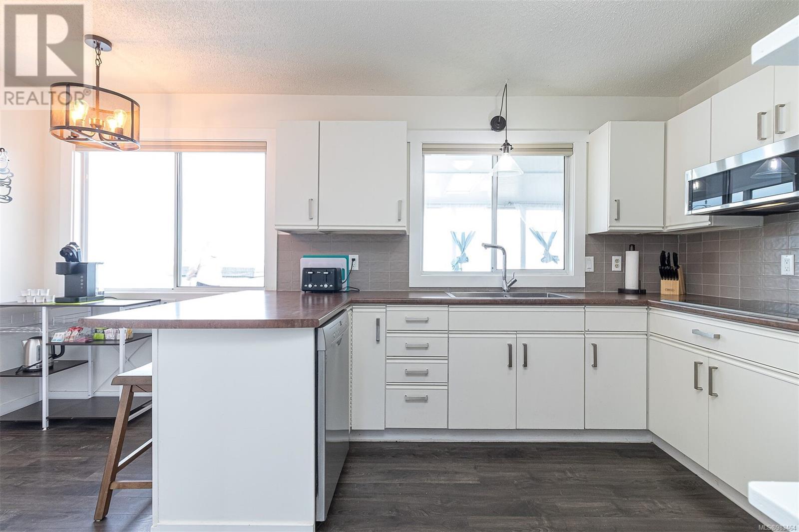 5545 Island Hwy, Qualicum Beach