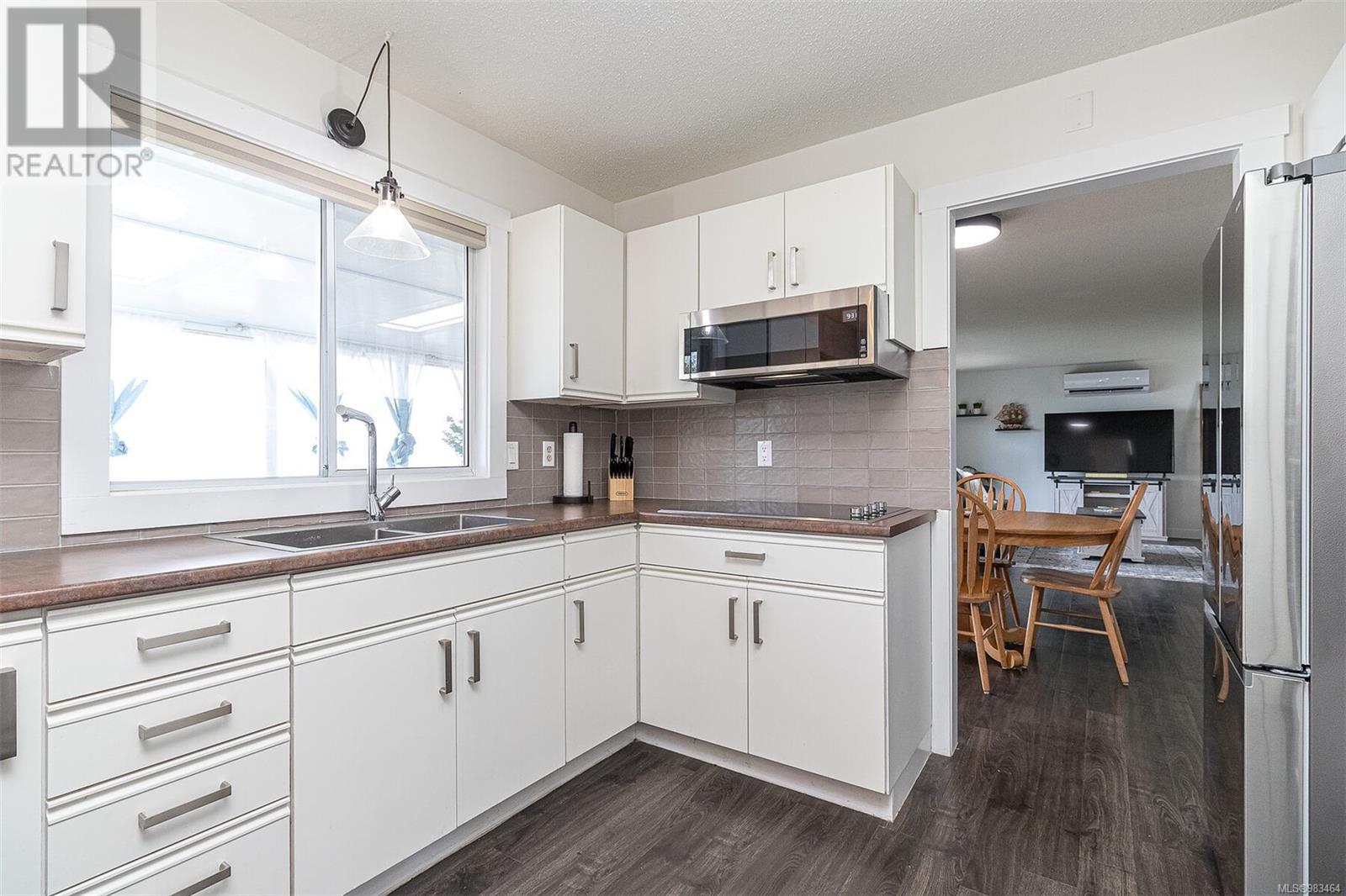 5545 Island Hwy, Qualicum Beach