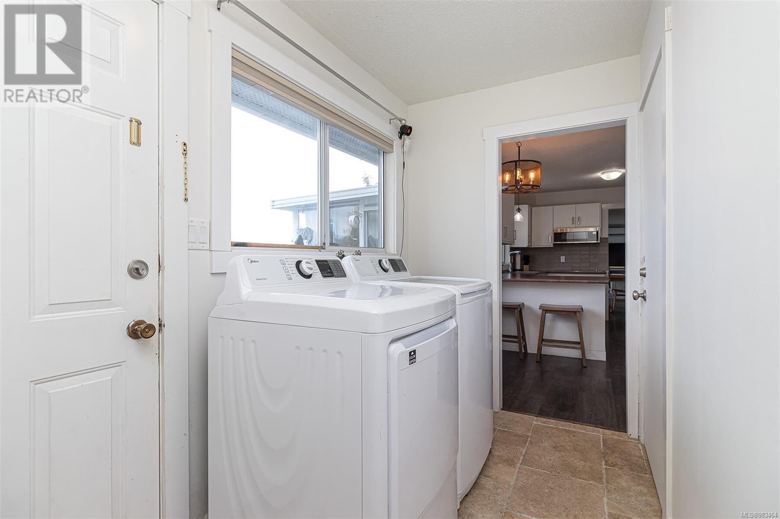 5545 Island Hwy, Qualicum Beach