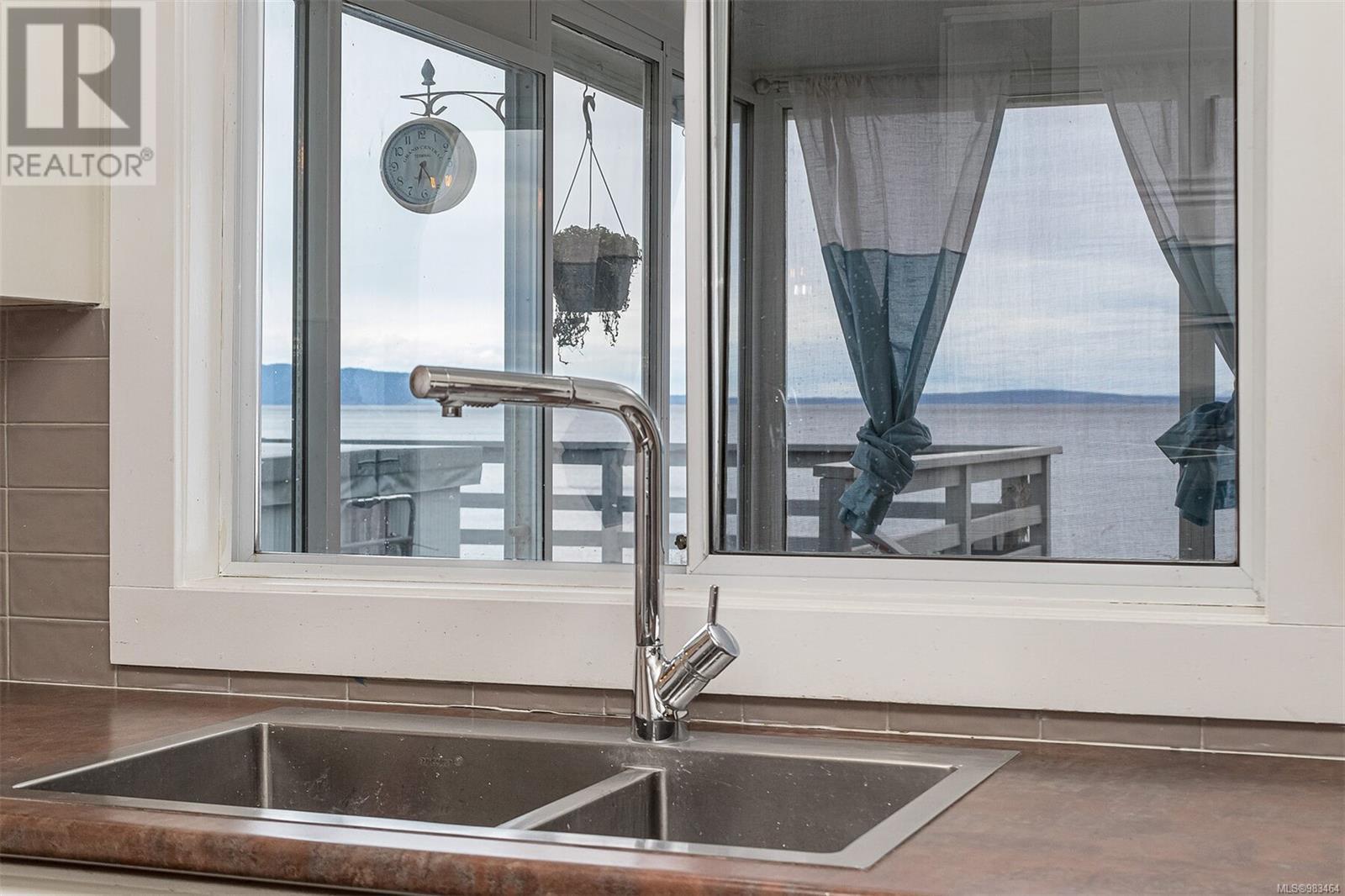 5545 Island Hwy, Qualicum Beach