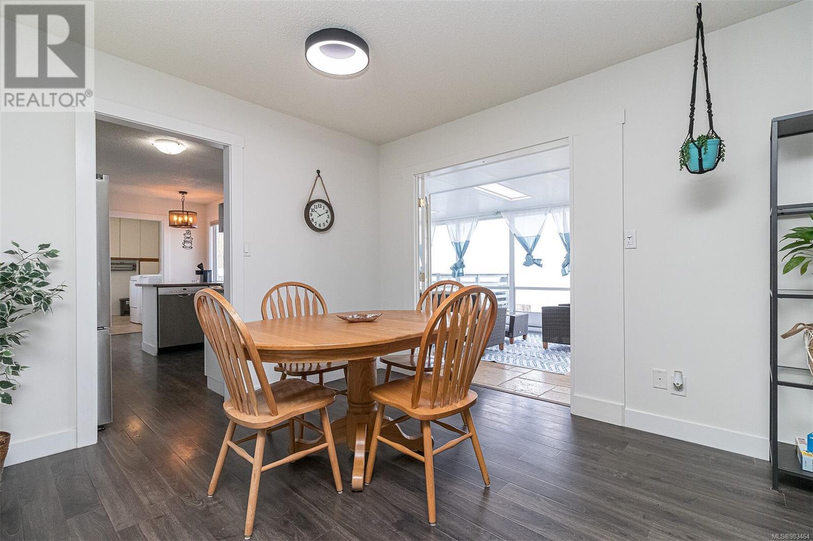5545 Island Hwy, Qualicum Beach