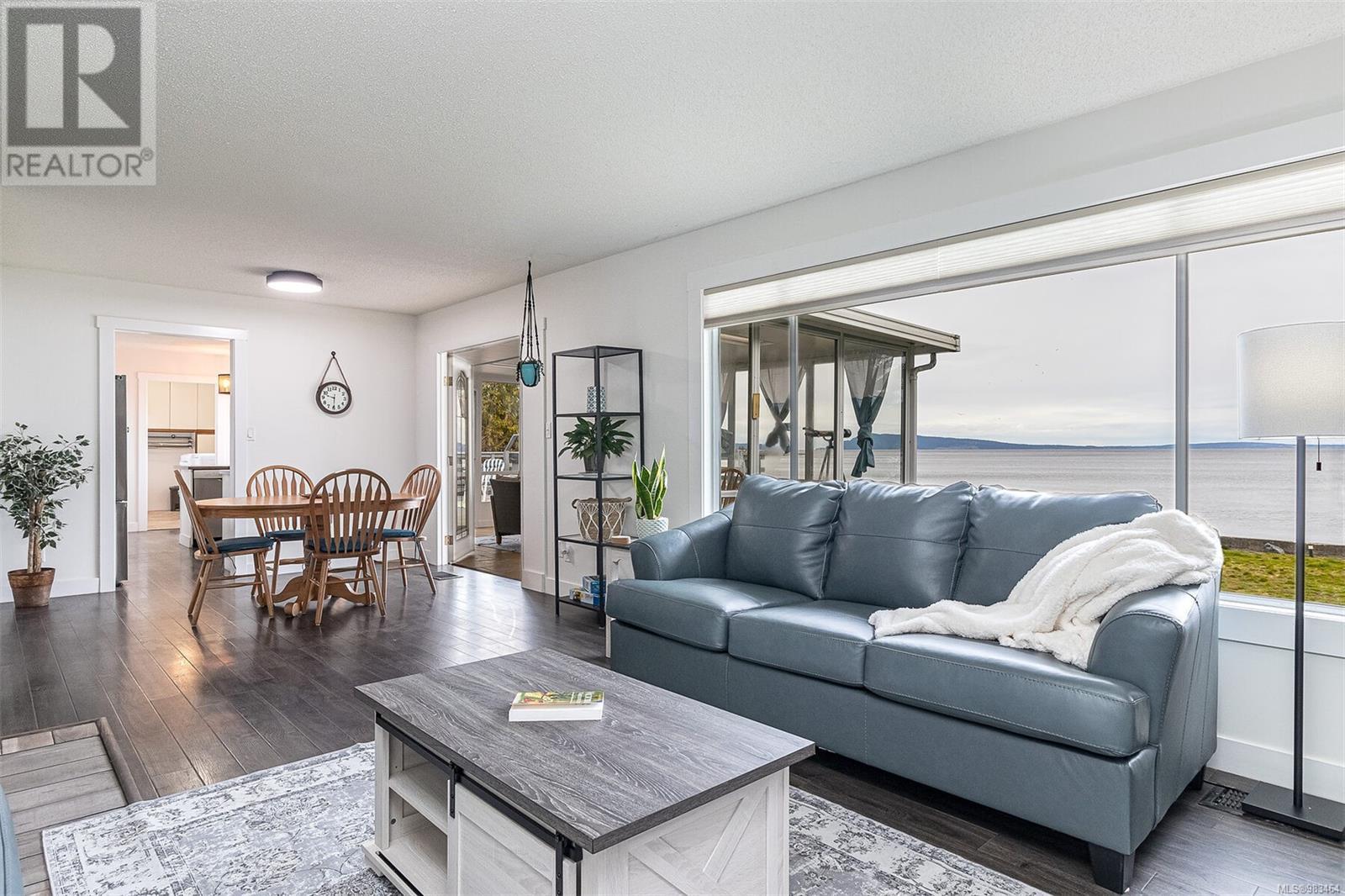 5545 Island Hwy, Qualicum Beach