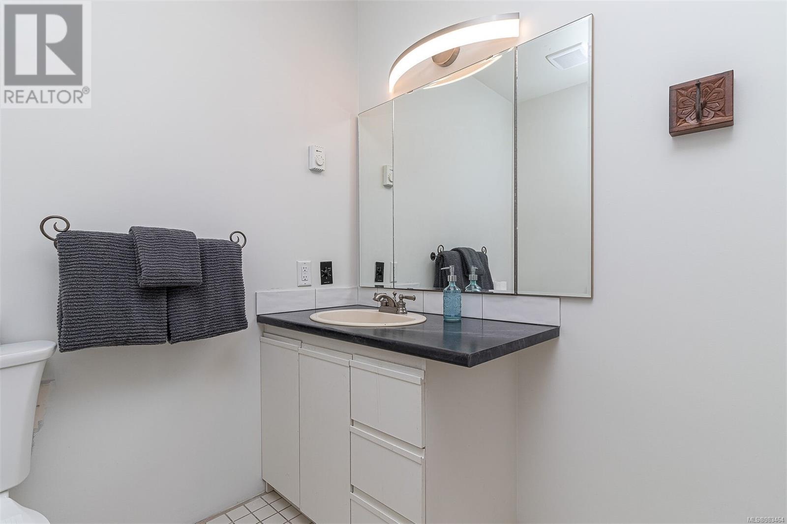 5545 Island Hwy, Qualicum Beach