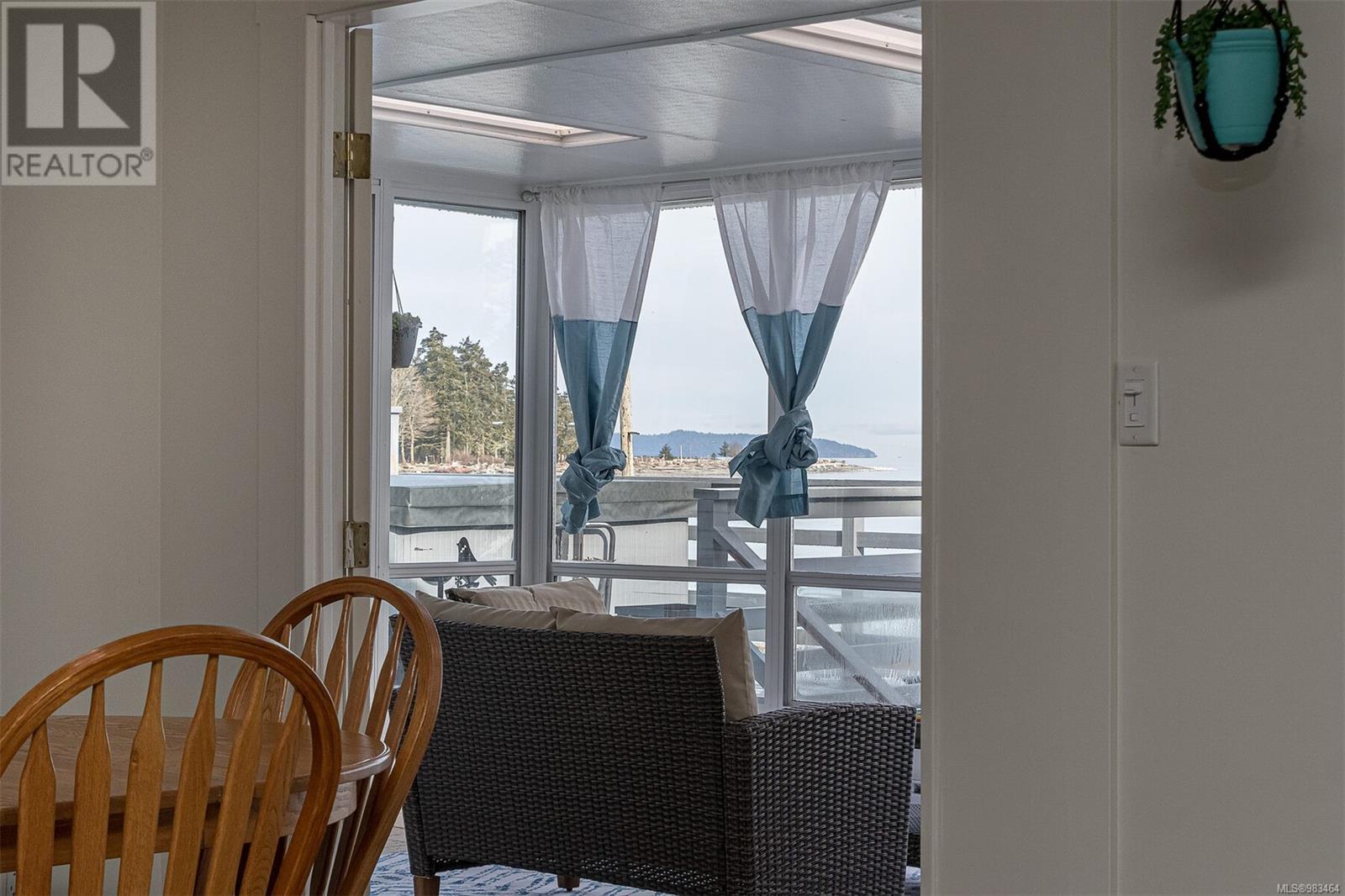 5545 Island Hwy, Qualicum Beach