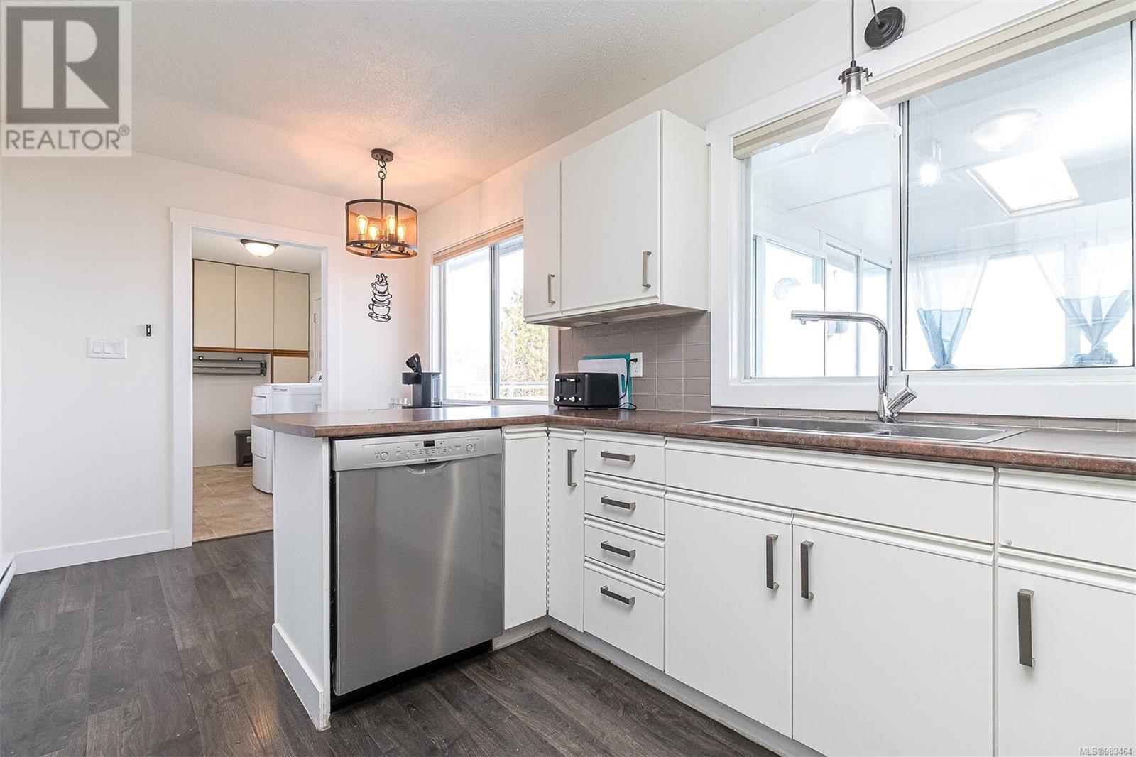 5545 Island Hwy, Qualicum Beach