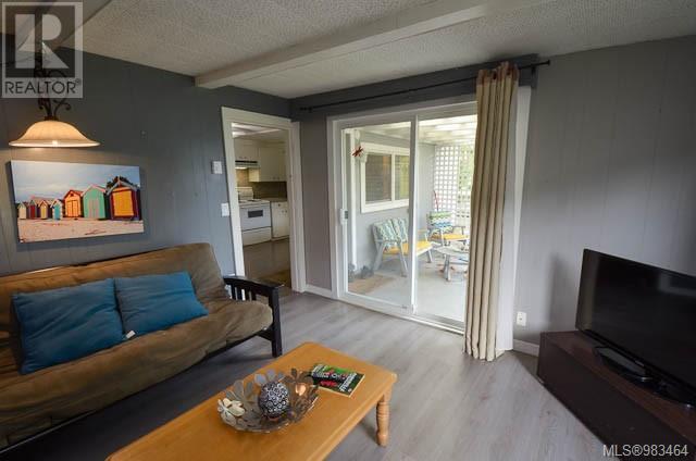 5545 Island Hwy, Qualicum Beach