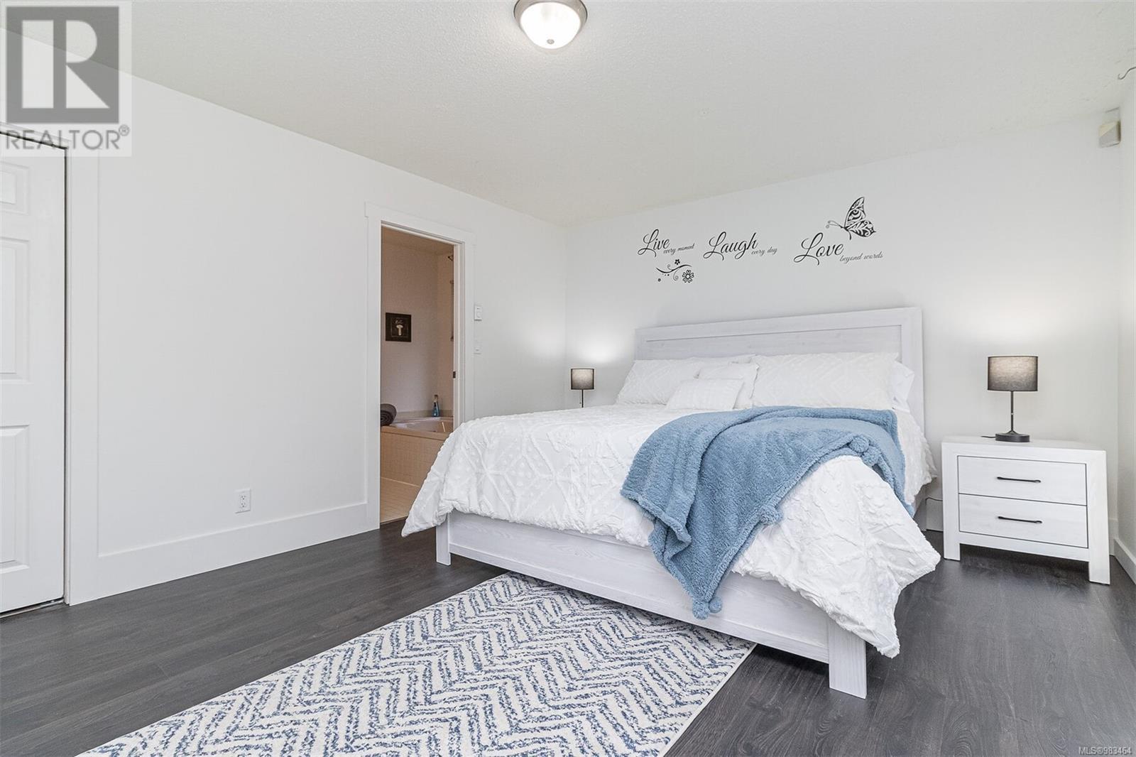5545 Island Hwy, Qualicum Beach